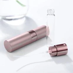 Scenty - Parfum Verstuiver Navulbaar - Mini Parfum Flesje - Reisflesje - Lichtroze -Damesparfum Winkel 1200x1200 337