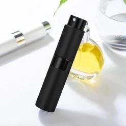 Scenty - Parfum Verstuiver Navulbaar - Mini Parfum Flesje - Reisflesje - Zwart -Damesparfum Winkel 1200x1200 346