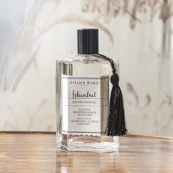 Istanbul Eau De Cologne Atelier Rebul (250ml) - Kruidige Geur - Unisex 8 Istanbul Eau De Cologne Atelier Rebul (250ml) - Kruidige Geur - Unisex -Damesparfum Winkel 1200x1200 97